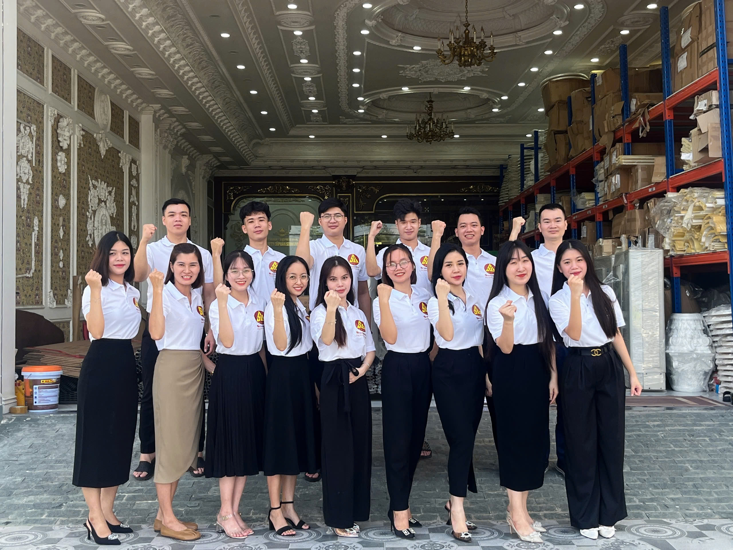 SinhGroup là đơn vị uy tín với hơn 10 năm kinh nghiệm, chuyên cung cấp mâm trần PU, dịch vụ ốp cột, tấm nhựa foam, phào chỉ PU, khung trần, con sơn PU, và hỗ trợ thi công nội thất.