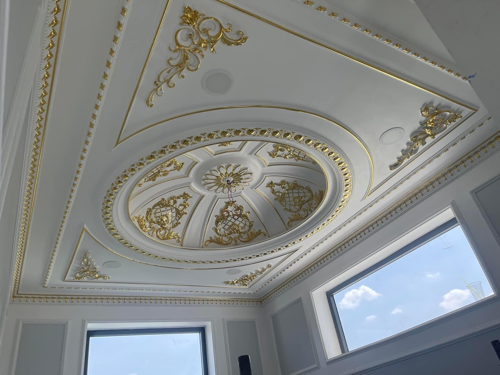 Ứng Dụng Mâm Trần Sang Trọng PU Trong Nhà Hàng