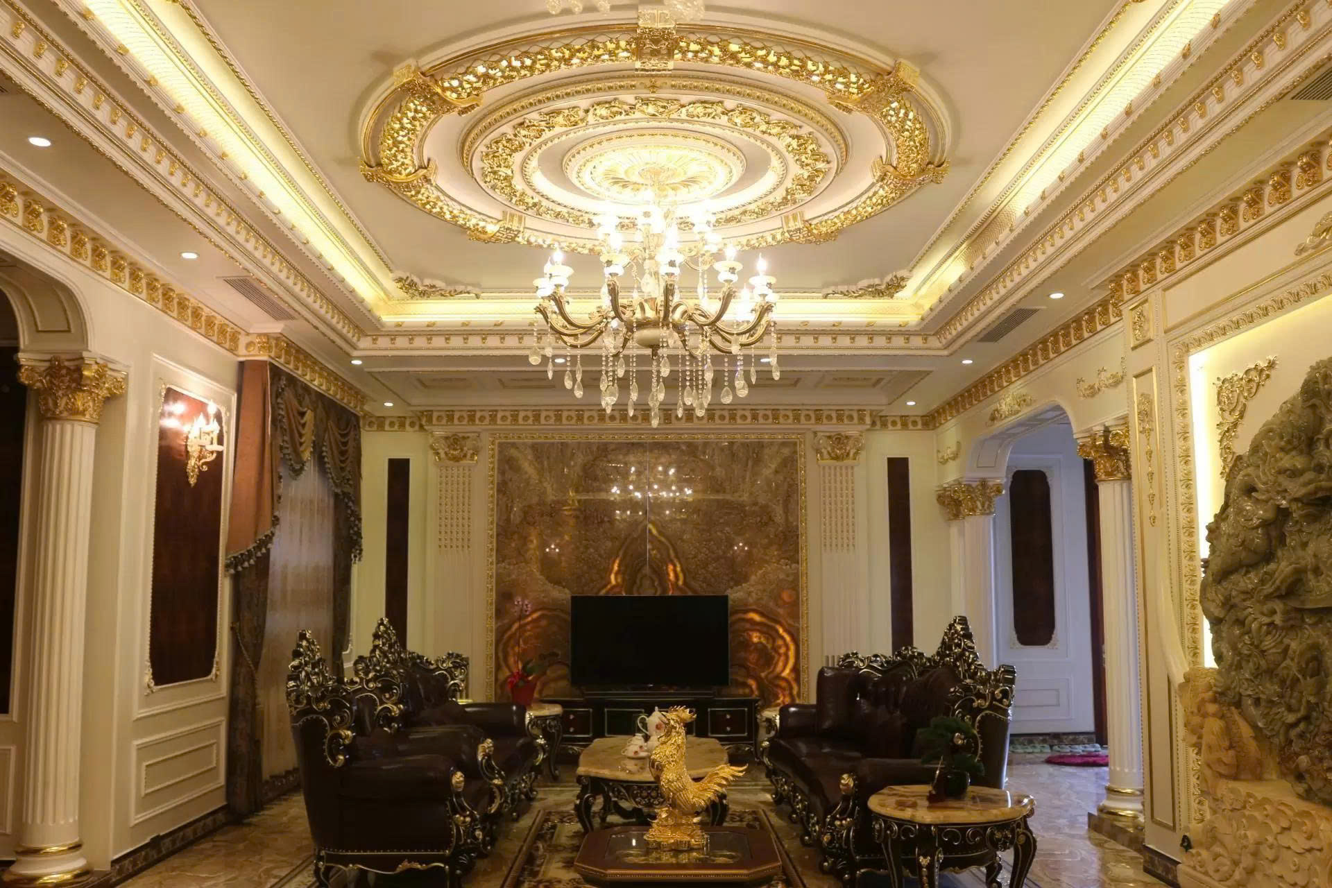 Ứng Dụng Mâm Trần Cổ Điển PU Trong Các Không Gian