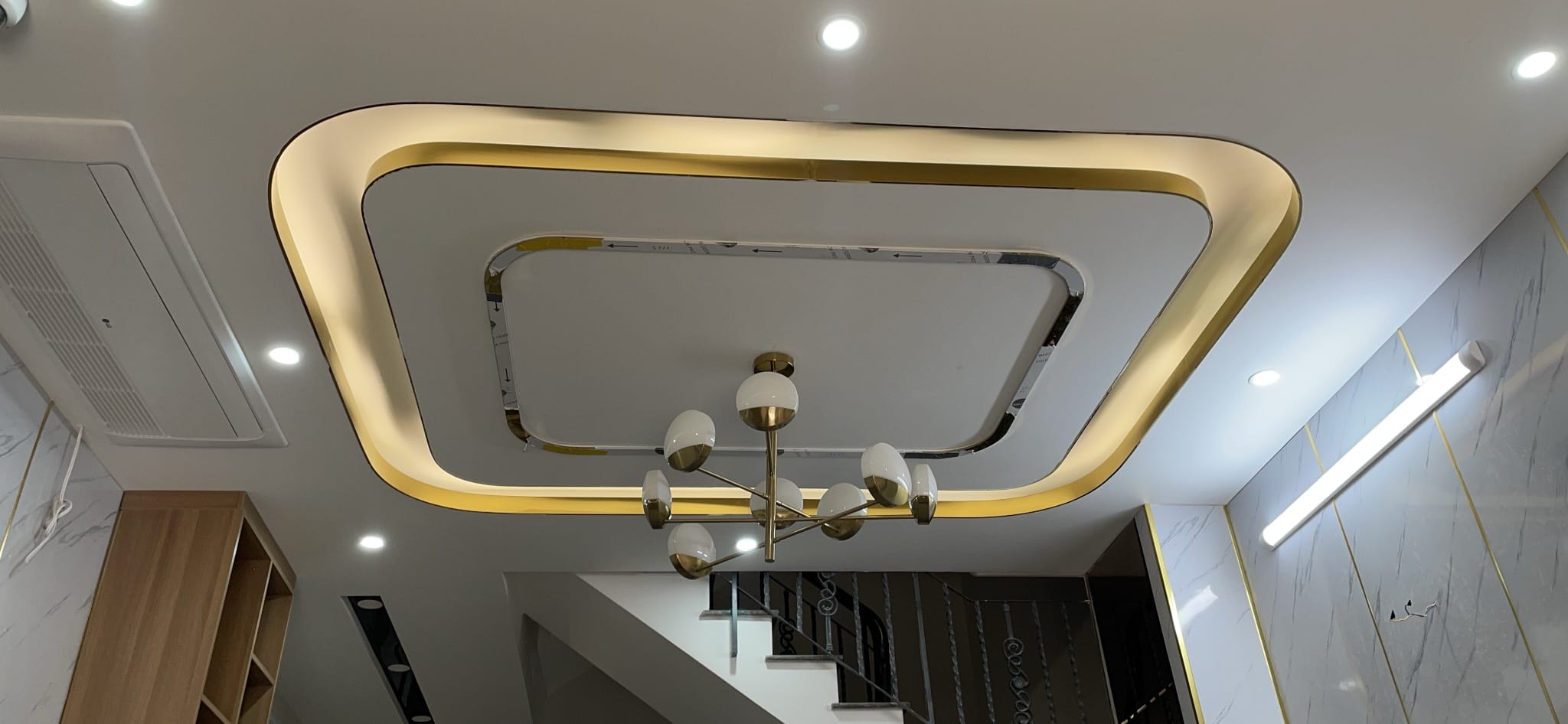 Trần thạch cao là loại trần được làm từ bột thạch cao nguyên chất, kết hợp sợi thủy tinh để tăng độ bền và khả năng chống cháy